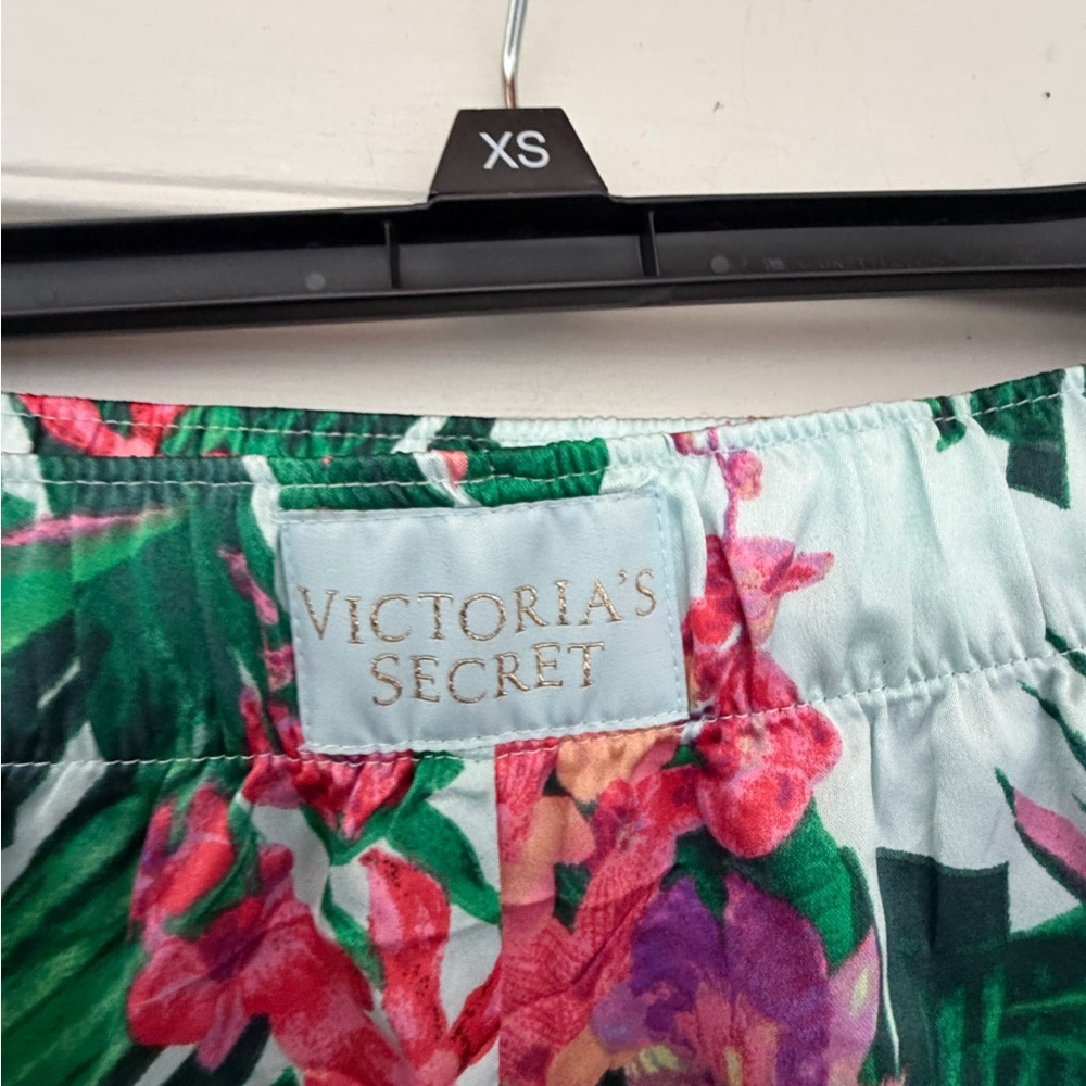 VICTORIA’S SECRET Tropical Floral Satin set shorts and button shirt with pocket - Picture 9 of 15